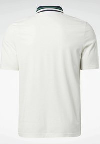 Polo blanc à manches courtes vu de dos avec un col rayé aux tons bleu marine, vert et blanc.