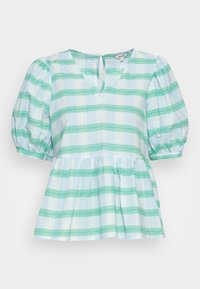 Blusa azul clara com padrão quadriculado em verde e branco, mangas bufantes, decote em V com detalhe em fenda e barra peplum evasê.