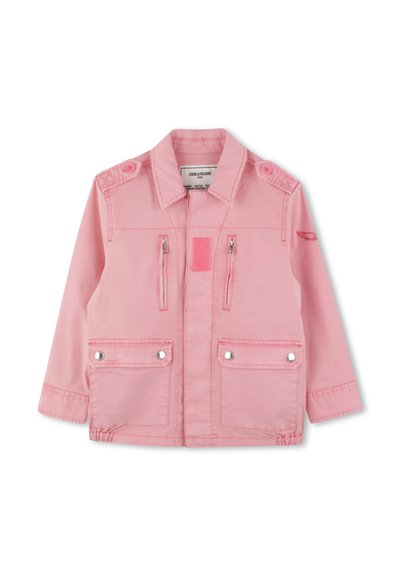 Veste en denim rose avec un col, épaulettes, deux poches poitrine et poches avant, fermetures éclair et cordon de serrage réglable à l'ourlet.
