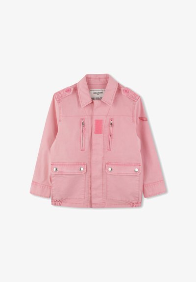 Veste en denim rose avec un col, épaulettes, deux poches poitrine et poches avant, fermetures éclair et cordon de serrage réglable à l'ourlet.