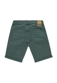 Groene denim shorts met opgerolde zomen, voorzien van twee achterzakken en een bruine leren label met de tekst "CARS" gestikt aan de achterkant van de tailleband.
