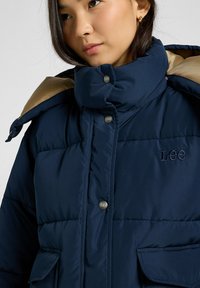 Lee LINED SHORT PUFFER WITH HOOD RELAXED FIT - Giacca invernale - rivet navy