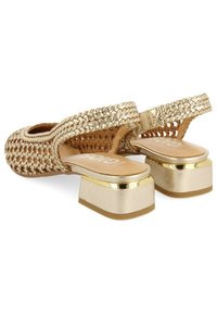 Zapatos slingback de oro trenzado con tacón cuadrado y un acento dorado, plantilla suave y diseño abierto para mejorar la transpirabilidad.