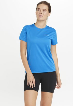 Kortärmad atletisk t-shirt i klarblå, tillverkad av lättviktig tyg, med rund halsringning och vit logotyp på bröstet. Matchad med svarta shorts.