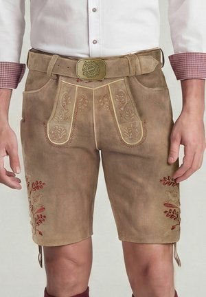 Braune Wildleder-Traditional-Bayerische Lederhosen mit bestickten Blumenmustern und einer Bayern-München-Gürtelschnalle, getragen mit einem weißen Hemd.