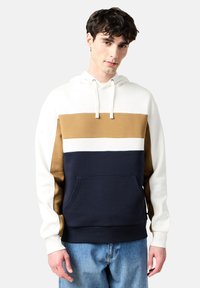 Hoodie color-blocked con parte superiore bianca, sezione centrale marrone e parte inferiore blu navy. Realizzato in cotone misto, con tasca frontale e cappuccio con cordino.