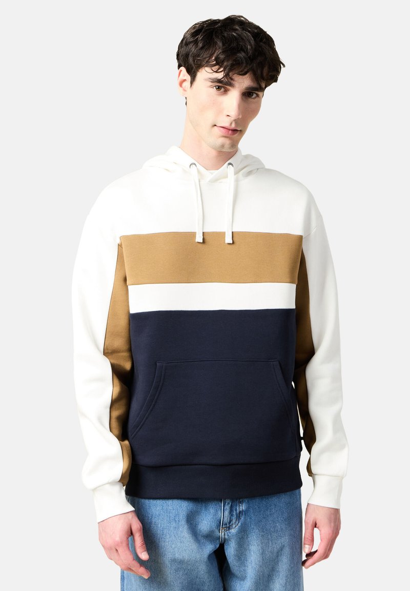 Hoodie color-blocked con parte superiore bianca, sezione centrale marrone e parte inferiore blu navy. Realizzato in cotone misto, con tasca frontale e cappuccio con cordino.