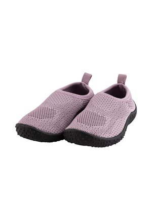 Paire de chaussures d'eau légères lilas en mesh, à enfiler, avec semelles en caoutchouc noir texturé et languettes de tirage au niveau des talons.