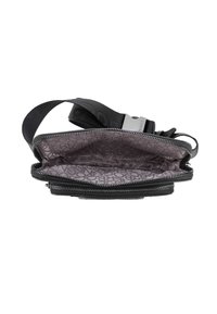 Sort stof crossbody tas med glat overflade, lynlås-åbning, justerbar rem og gråt mønstret for, der har brandnavnet.