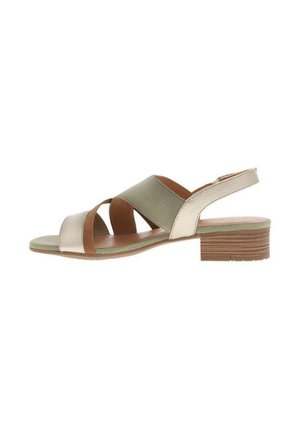 Sandale à talon ouvert avec un design à fines bretelles en cuir métallique argenté, vert olive et marron. Talon bas empilé avec une surface texturée.