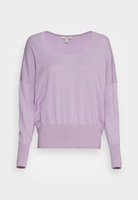 Lavendel tröja med rundad halsringning, långa ärmar och ribbad nederkant. Tyget verkar mjukt med en lätt, texturerad yta.