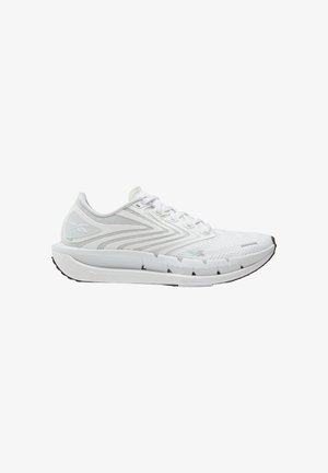 Zapatilla deportiva blanca con parte superior de malla, superposiciones laterales con diseño, mediasuela acolchada y suela exterior negra, diseñada para correr o entrenar.