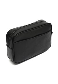 Neceser de cuero negro con cremallera y un bolsillo frontal, mostrado sobre un fondo blanco.