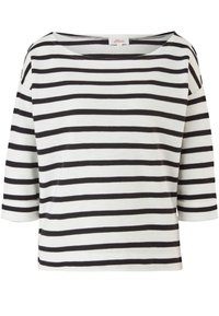 Pruhovaný top s horizontálními černými a bílými pruhy, lodním výstřihem a třičtvrtinovými rukávy. Měkká pletenina s volným střihem.