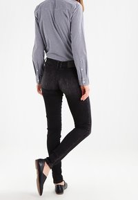 Guess Vaqueros pitillo - grey denim