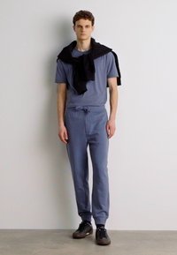 HUGO DAYOTE - Pantalones deportivos - open blue