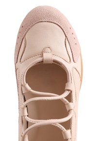 Ballerine en cuir rose doux et daim avec des brides élastiques croisées et un bout arrondi vue de dessus.