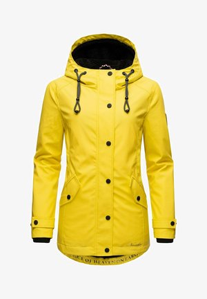 Gul vandtæt jakke med hætte, sorte trykknapper, to sidelommer og sorte ribbede manchetter; har en tekstureret, fleeceagtig indvendig.