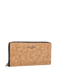 Cartera rectangular de corcho con cremallera negra y tirador, con la marca "Custi Leder studio" en el centro delantero.