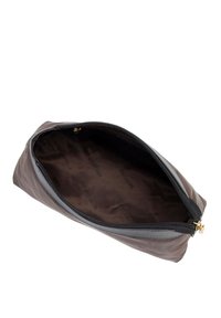 Braune Kosmetiktasche aus Stoff mit glatter Textur, Reißverschluss und sichtbarem Logo-Futter im Inneren. Der schräge Blick zeigt ihre konische Form.