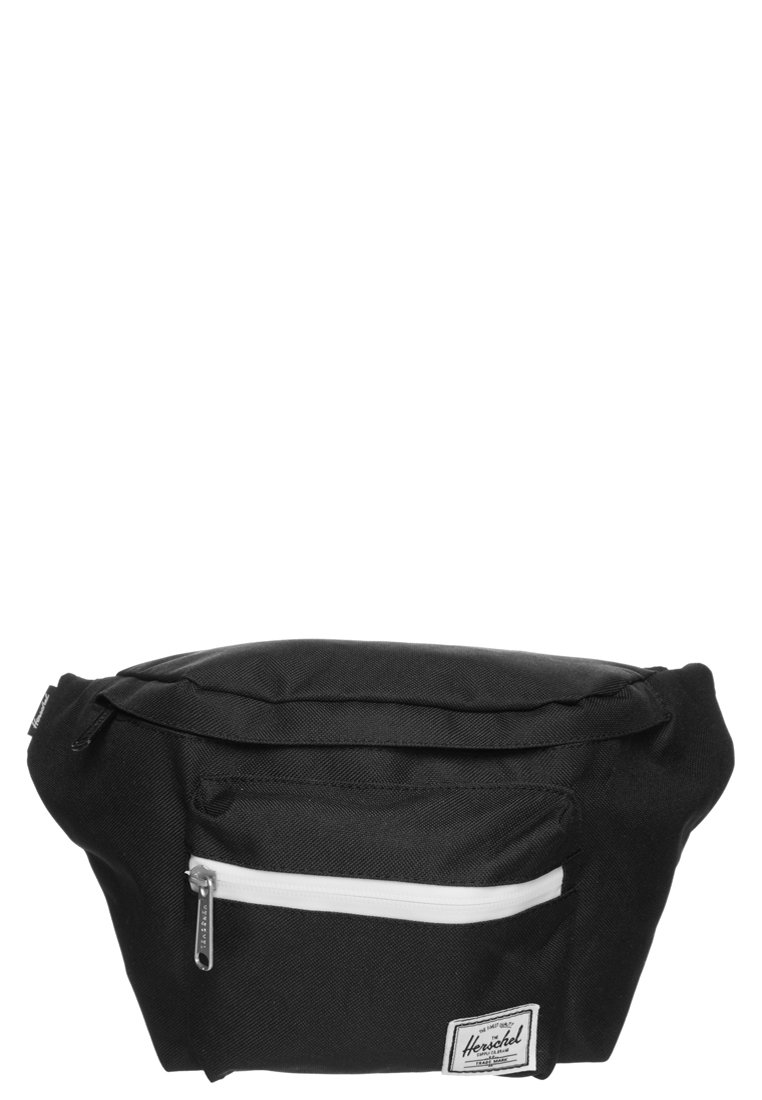 Banane en tissu noir avec poche avant zippée, accents de zip blancs et patch logo rectangulaire en bas à l'avant. Surface texturée.