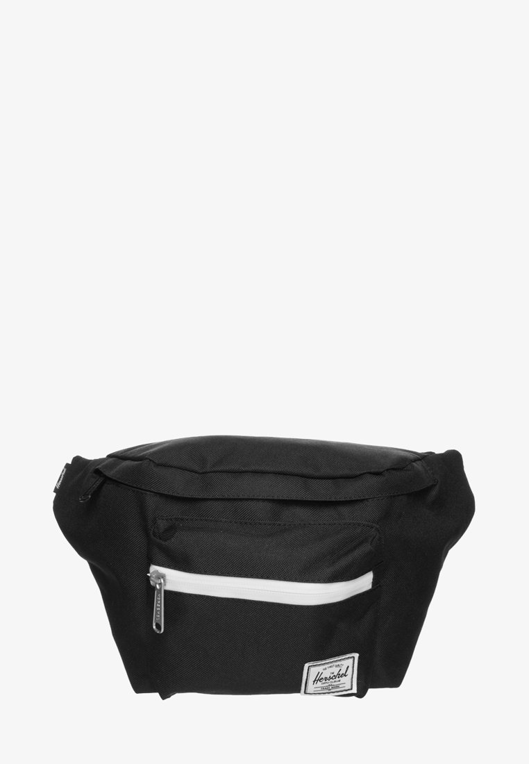 Banane en tissu noir avec poche avant zippée, accents de zip blancs et patch logo rectangulaire en bas à l'avant. Surface texturée.