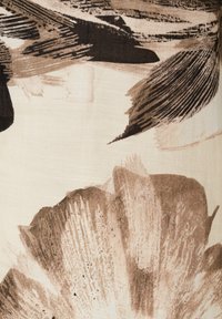 Tissu à motifs abstraits présentant de grands designs floraux à l'aspect de coups de pinceau, dans des nuances de brun et de beige sur un fond crème clair.