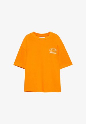 Feloranje T-shirt met korte mouwen en ronde hals, met witte tekst "STWD Blossoms from AMSTERDAM" op de linkerborst.