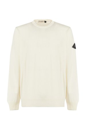Maglione lavorato a maglia di colore crema con scollatura tonda, maniche lunghe, polsini a coste e una toppa con logo triangolare nero sulla spalla sinistra.