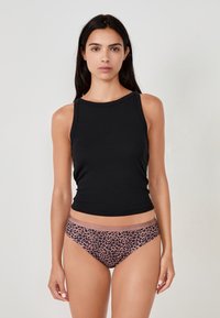 Czarny, bezrękawnikowy top wykonany z bawełny, w połączeniu z różowymi szortami w panterkę z miękkim pasem. Gładka tekstura i dopasowany krój.