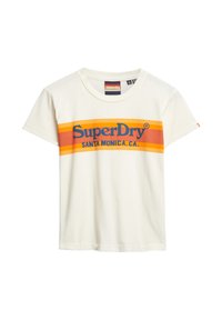 Off-white T-shirt met korte mouwen en oranje en gele horizontale strepen, met de tekst "SuperDry Santa Monica, CA." in blauw over de borst.