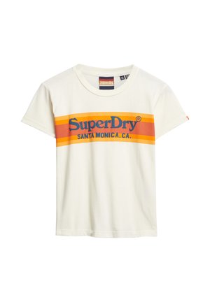 Off-white T-shirt med korte ærmer, orange og gule vandrette striber og teksten "SuperDry Santa Monica, CA." i blåt over brystet.