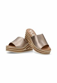 Sandalias de cuña de bronce metálico con punta abierta, que cuentan con una parte superior suave y una plataforma de corcho en capas con acentos blancos.