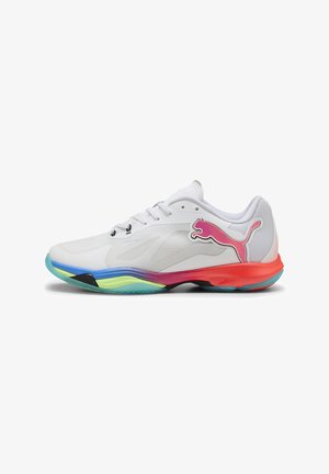 Des chaussures de sport blanches avec une semelle colorée, présentant des accents roses, un côté texturé et un logo Puma bien en vue sur le côté extérieur.