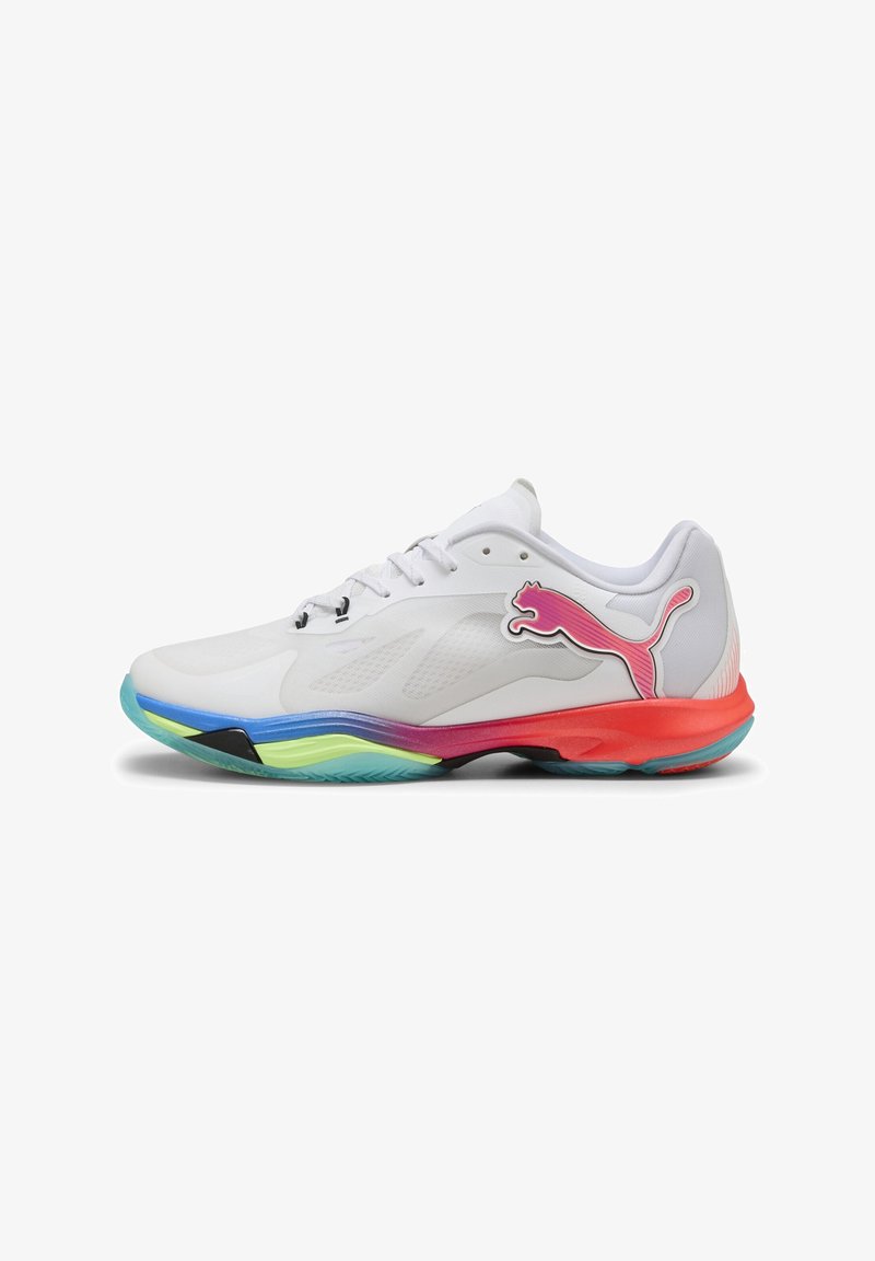 Scarpe da ginnastica bianche con una suola colorata, caratterizzate da dettagli rosa, un lato testurizzato e un logo Puma ben visibile sul lato esterno.