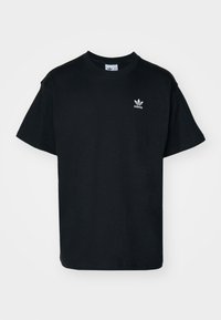 Černé krátké rukávy tričko Adidas s malým bílým logem trefoil a textem "adidas" na levé straně hrudi.