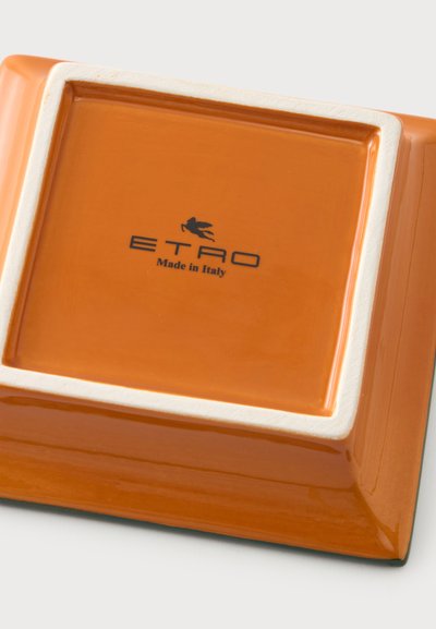 Plat carré en céramique orange avec bord blanc, logo ETRO noir et texte "Made in Italy" au centre en bas.