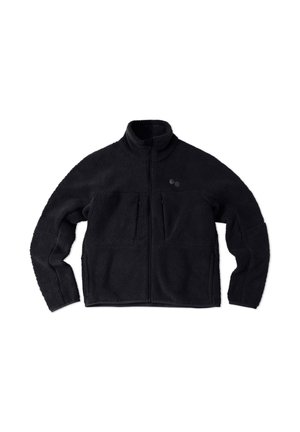 Schwarze Fleecejacke mit hohem Kragen, durchgehendem Reißverschluss, zwei Fronttaschen und dezentem Branding auf der linken Brust. Weiches, strukturiertes Material.