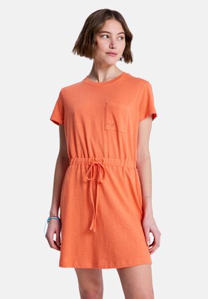 Robe t-shirt à manches courtes en corail vif, avec un col rond, une poche avant, une taille élastique avec cordon de serrage et une texture douce.