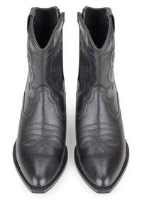 Stivaletti neri in pelle, con punta affusolata, cuciture decorative, motivi floreali e pannelli laterali elasticizzati per una maggiore facilità di calzata.