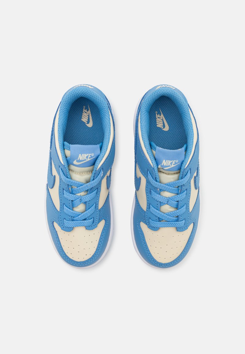 Blauwe en crèmekleurige Nike sneakers met een gestructureerde leren bovenkant, een mesh binnenvoering, geperforeerde neus en platte veters. Iconisch logo op de tong en zijkant.