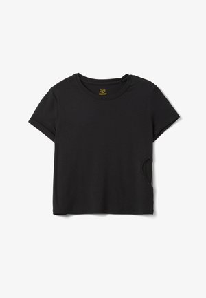 T-shirt noir court à manches courtes avec encolure ronde et petite découpe sur le côté droit.