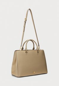 Μπεζ δομημένη τσάντα χειρός με διπλούς επάνω λαβές και αποσπώμενο λουρί. Λείο υλικό, χρυσά αξεσουάρ και ανάγλυφο λογότυπο μπροστά.