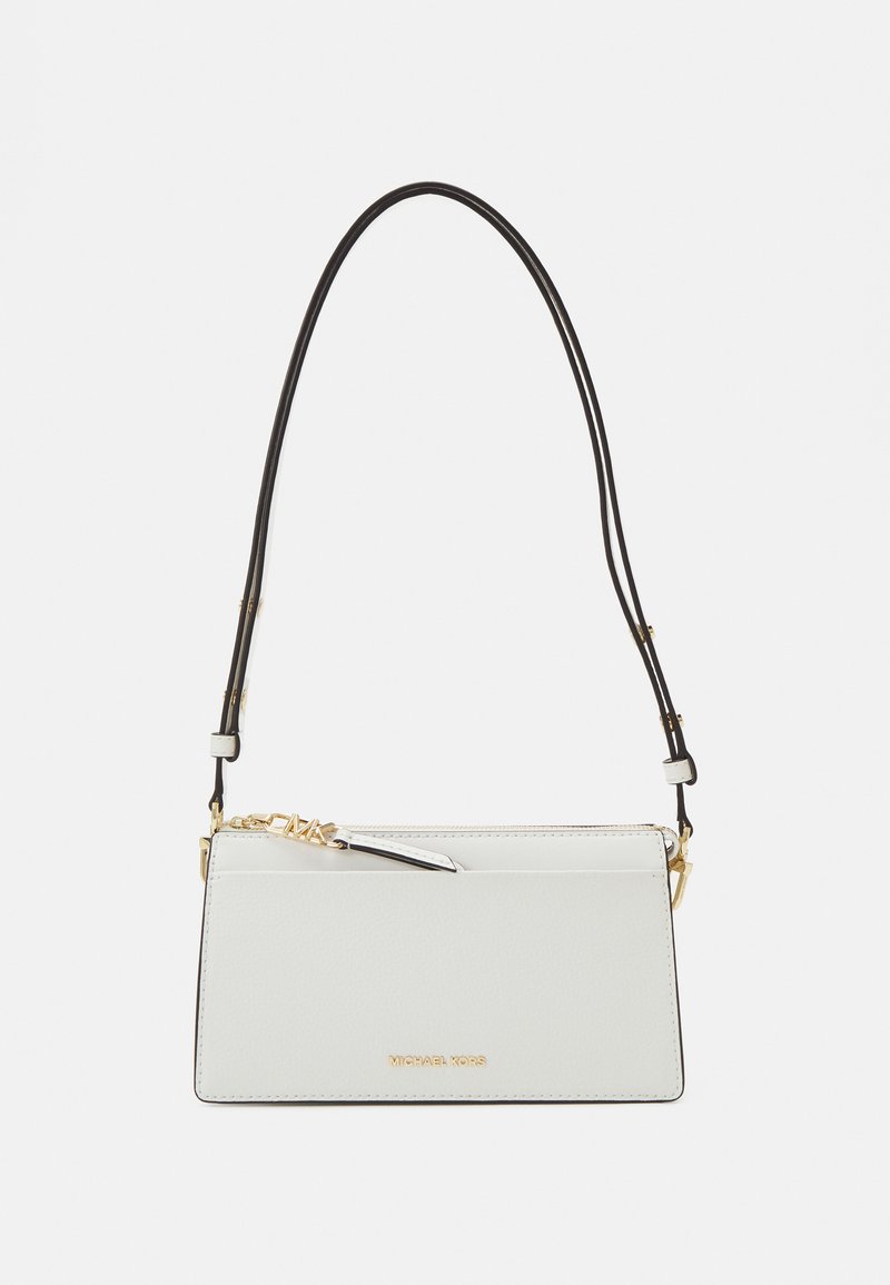 Biała skórzana torba na ramię z złotymi okuciami, czarnym paskiem i teksturowaną powierzchnią. Posiada górne zapięcie na zamek błyskawiczny oraz detal z logo z przodu.