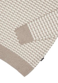 Sweter dzianinowy w beżowym i kremowym kolorze, z teksturowanym wzorem wzniesionych fal, prążkowanymi mankietami oraz etykietą na dolnym brzegu.