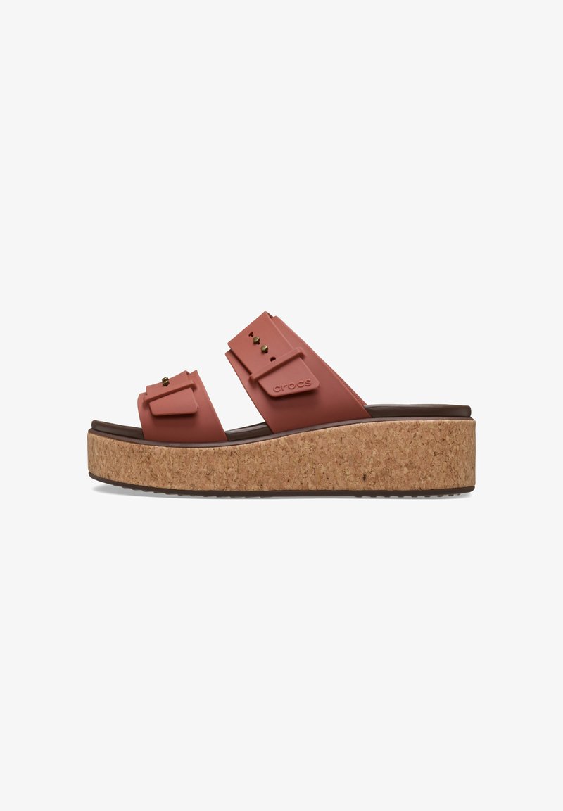 Cork platform sandalen in terracotta met verstelbare bandjes en gouden studdetails. Getextureerde zool voor grip, met Crocs merknaam op de band.