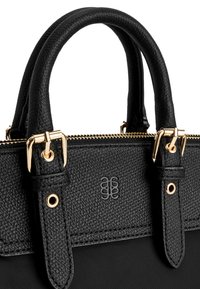 Sort struktureret håndtaske lavet af tekstureret læder, med guldfarvet hardware, to håndtag, lynlås og præget logodetalje.