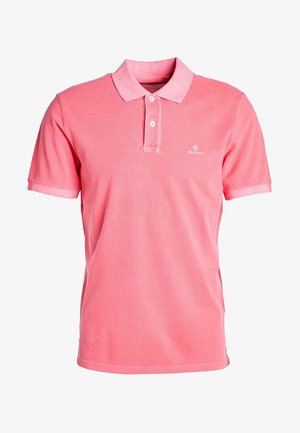 Chemise polo rose en coton avec col classique, patte de boutonnage à deux boutons, manches courtes et logo brodé sur la poitrine.