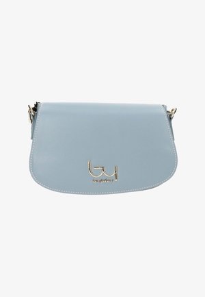 Borsa a tracolla in pelle azzurro chiaro con patta curva, cuciture bianche e logo Byblos in argento sulla parte anteriore.