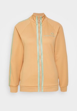 Chaqueta con cremallera color melocotón con ribete verde menta en la cremallera y las mangas, cuello alto y logo "Sergio Tacchini" en el pecho.